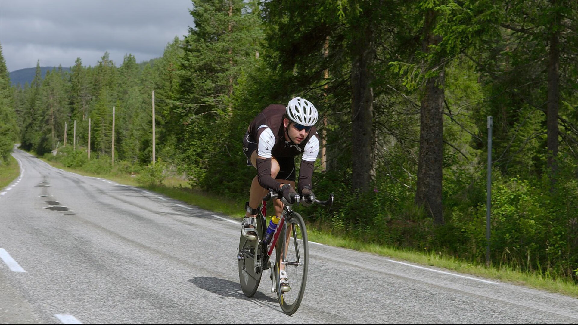库兹马诺维奇在巴黎奥运会手球比赛中展现出出色的指挥能力,库兹马出任首发