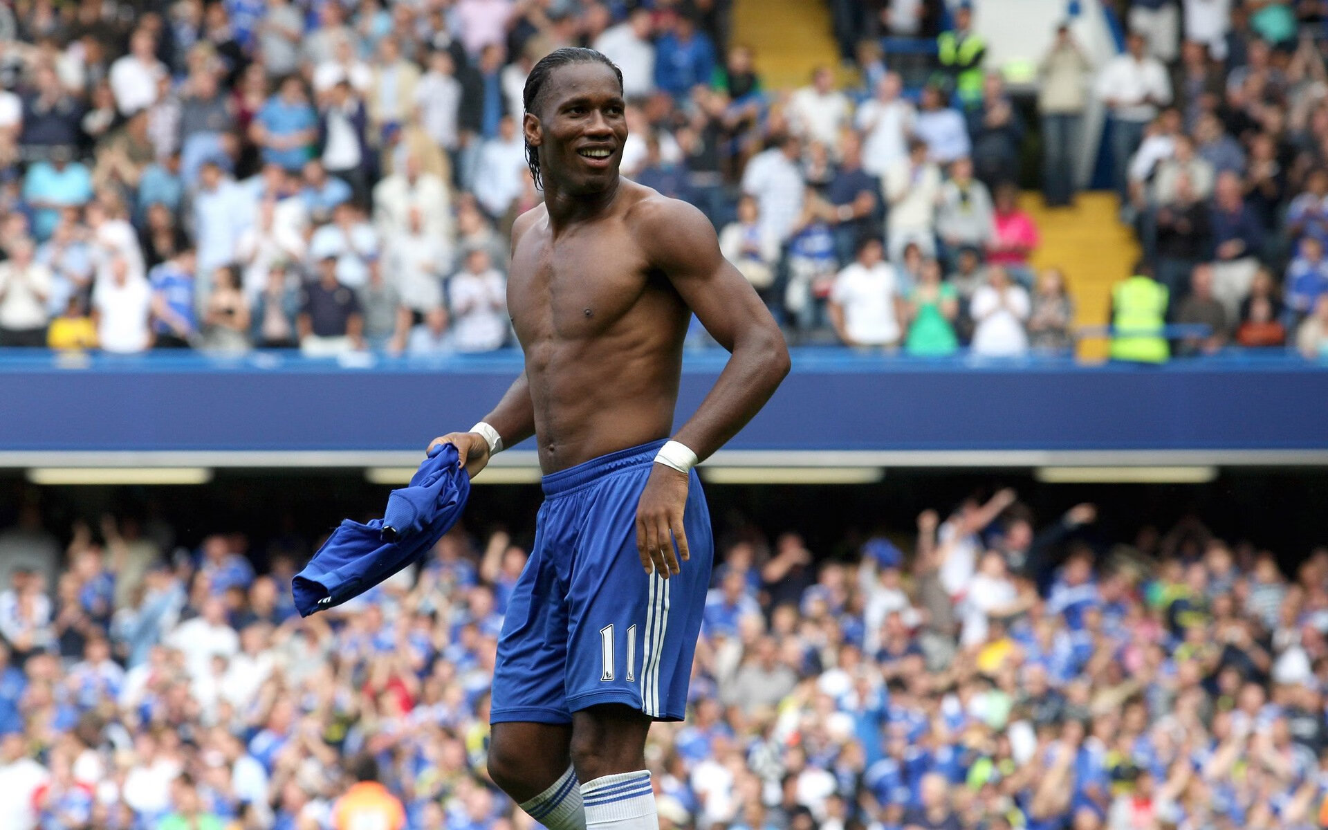 沃尔夫斯堡双边推进压制对手两翼,沃尔夫斯堡队